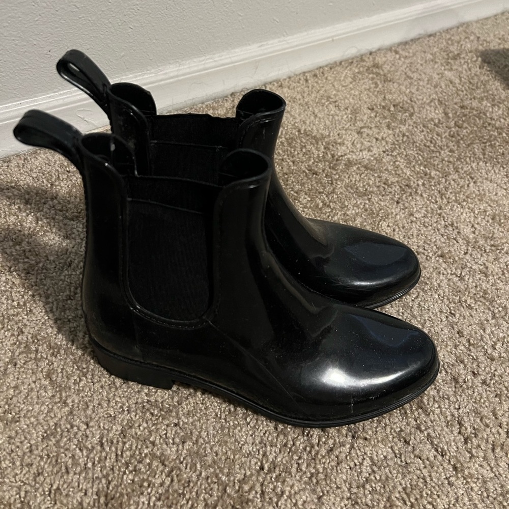 Black booties, rubber